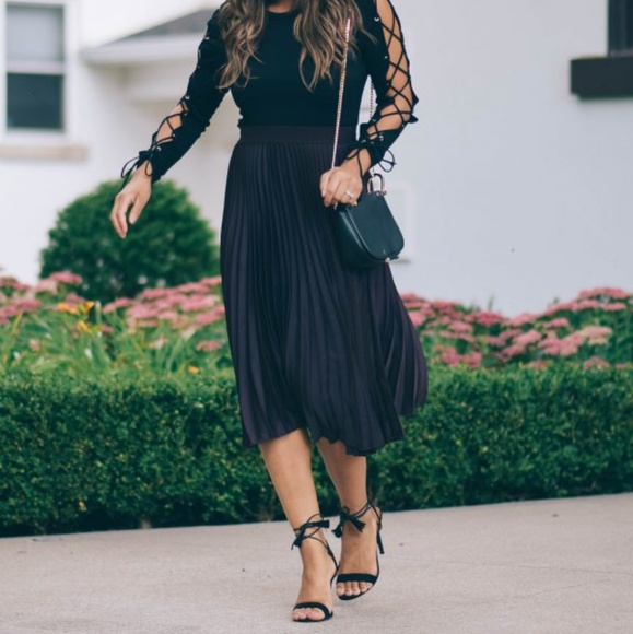 H&M Dresses & Skirts - NWT Dark Green Pleated H&M Midi Skirt - 10